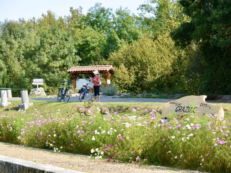 Cyclistes à l'écluse de Graziac