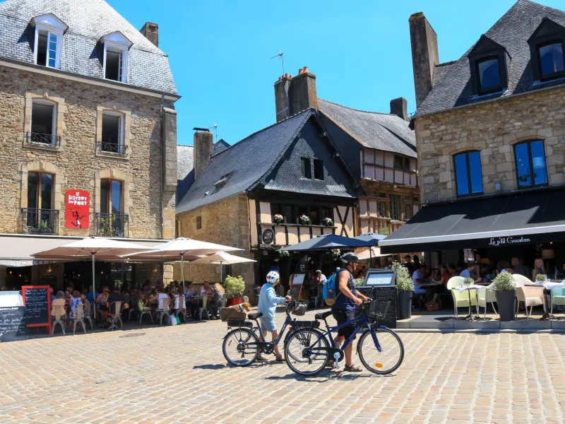 Cyclistes sur le port de St-Goustan à Auray