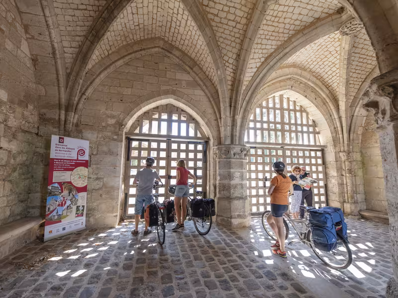Cyclistes devant la porterie de l'abbaye de Jumièges