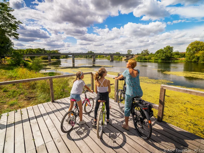 Cyclistes sur le ponton d'Azay-sur-Cher