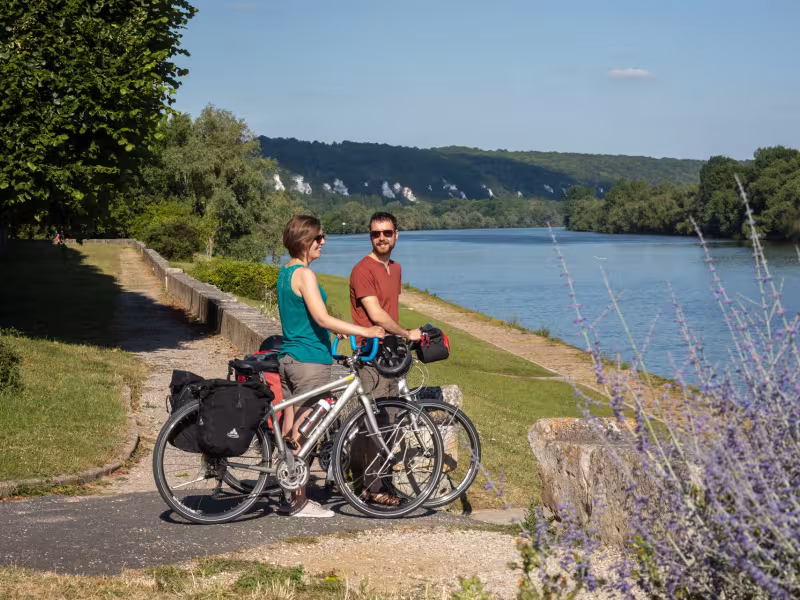 Devant la devant La Seine à vélo à la Roche-Guyon
