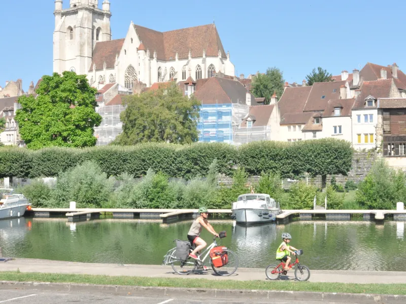 Devant le port de plaisance de Dole