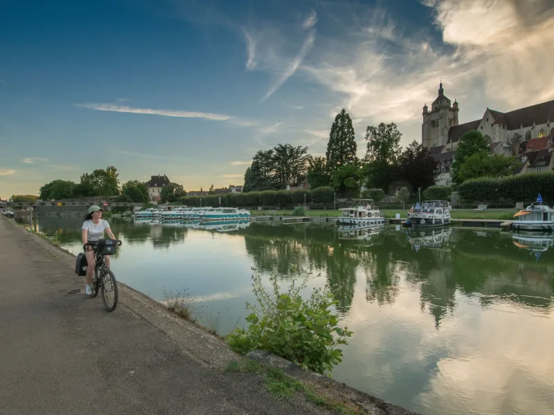 Collégiale Notre-Dame de Dole et cycliste