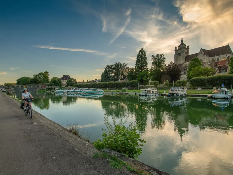 Collégiale Notre-Dame de Dole et cycliste