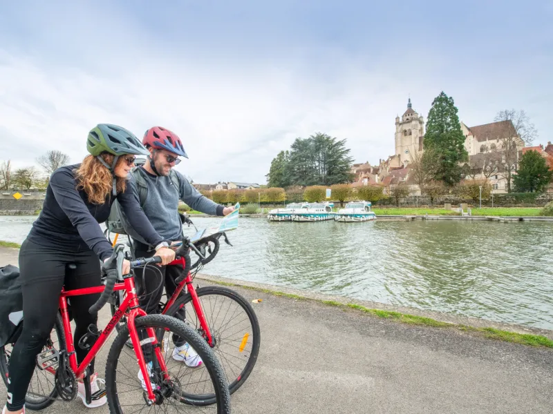 Cyclistes sur l'EuroVelo 6 devant Dole