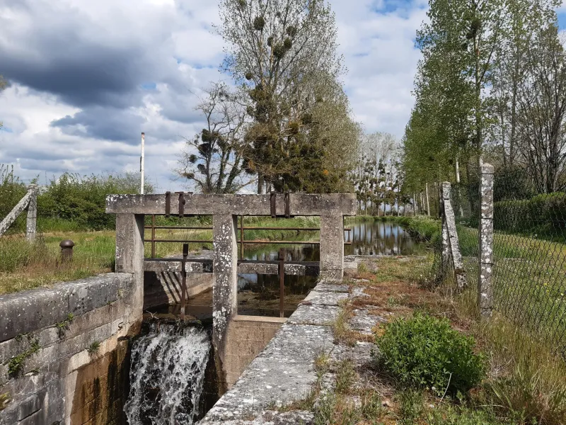Ecluse de la Croix d'Epouse à Vernais