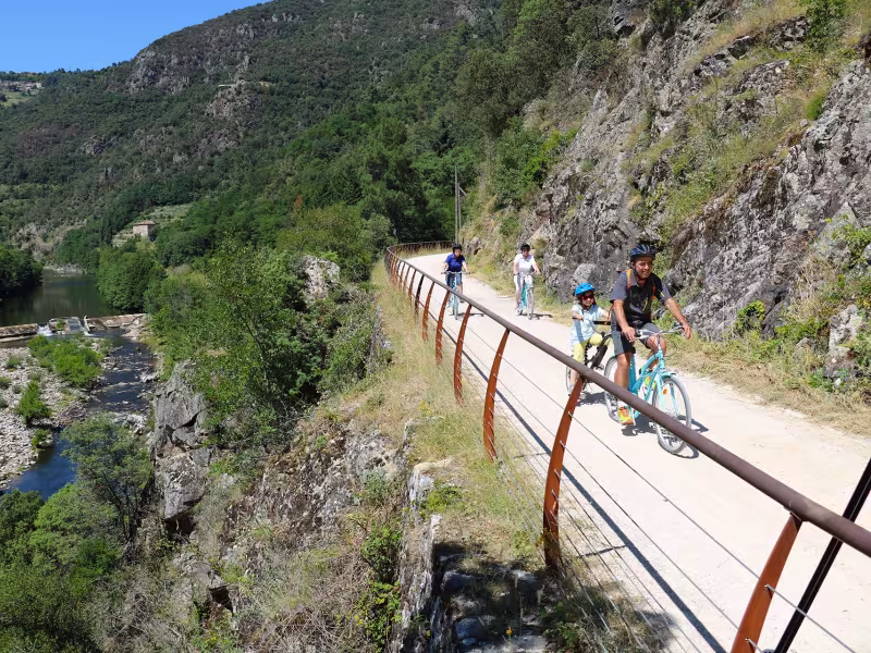 En famille à vélo sur l'ancienne voie ferrée la Dolce Via