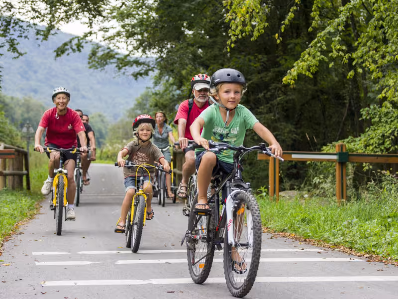 Enfants sur la Meuse à vélo vers Fumay - Voie verte Trans-Ardennes
