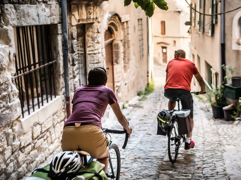 À vélo dans les rues de Forcalquier