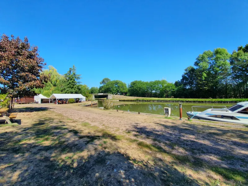 Halte nautique sur le canal latéral à la Loire entre Decize et Fleury