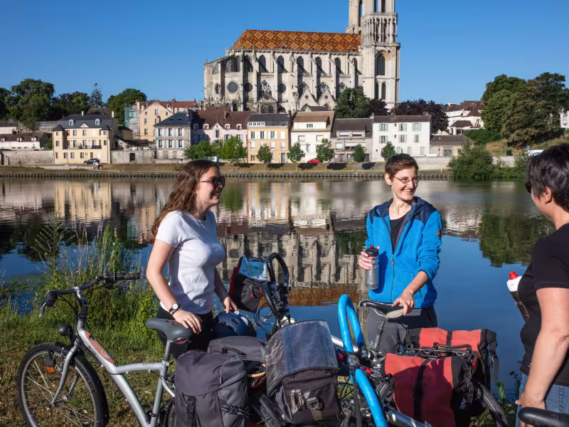 Halte devant la collégiale de Mantes-la-Jolie