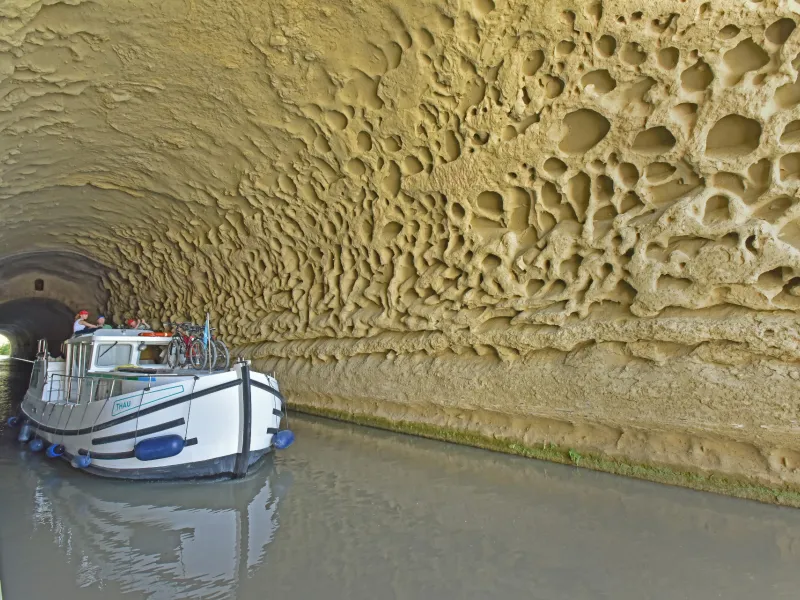 Bateau dans le tunnel de Malpas sur le Canal du Midi