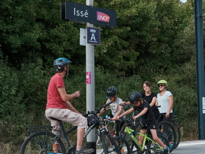 Issé, cyclistes sur le quai de la gare