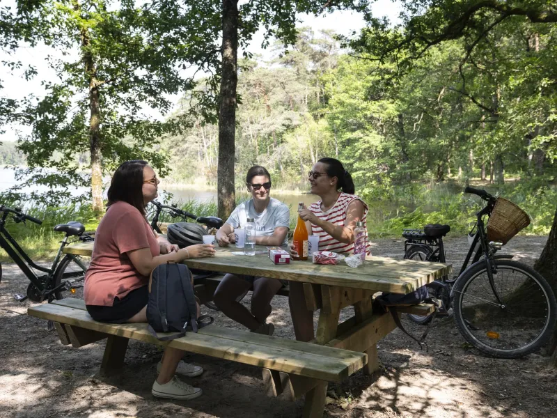 Pause au bord d'un étang lors dune balade à vélo en Sologne