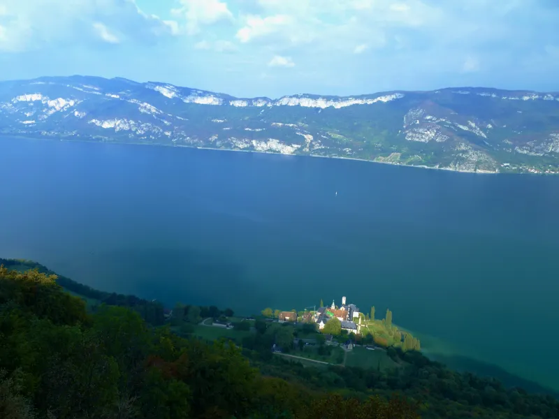 L'abbaye de Hautecombe depuis le mont du chat