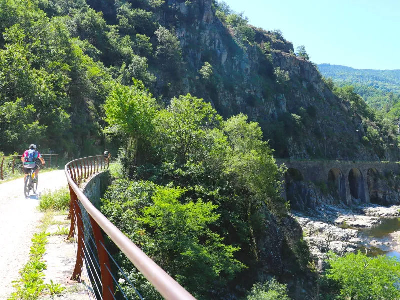 Sur la Dolce Via à vélo, voie verte sur une ancienne voie ferrée 