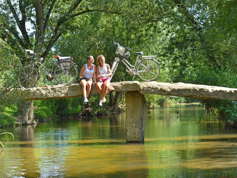 Le Thouet à vélo - pause sur un pont