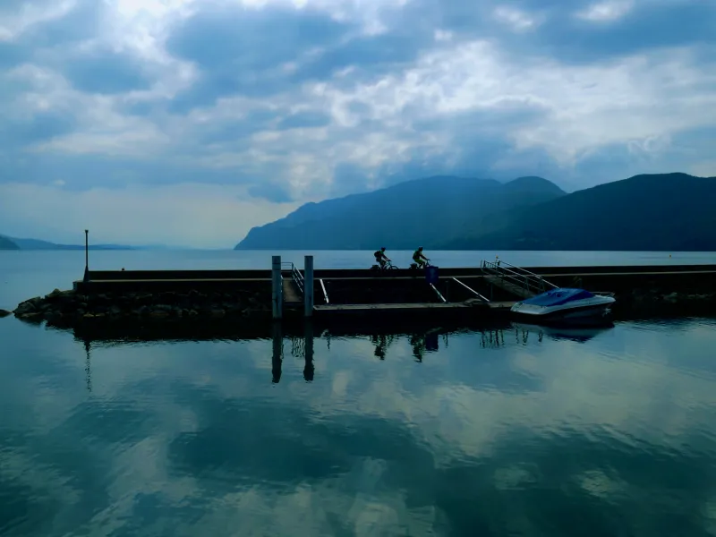Les eaux calmes du lac du Bourget au port de chatillon