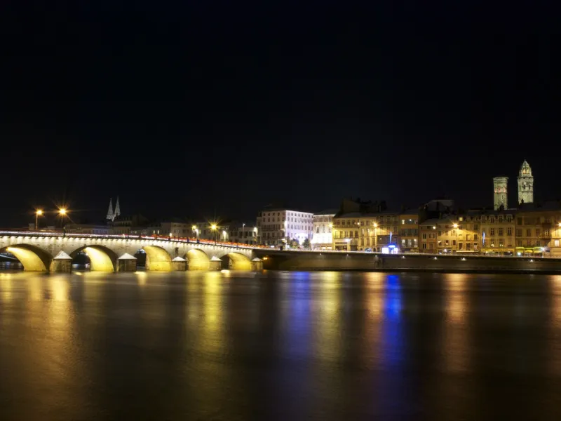 Mâcon et le pont de Saint Laurent de nuit