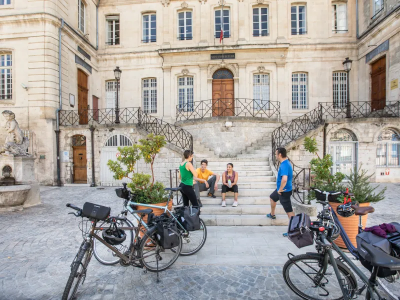 Mairie d'Apt sur La Méditerranée à vélo