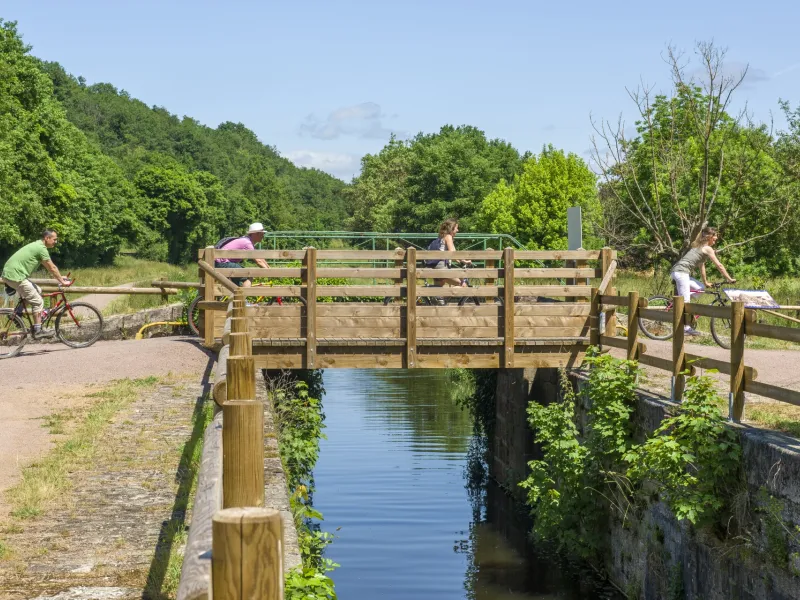 Cyclistes sur le canal de Berry
