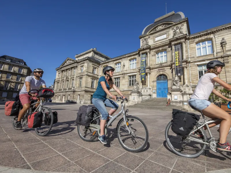 Cyclistes devant le musée des Beaux-Arts de Rouen