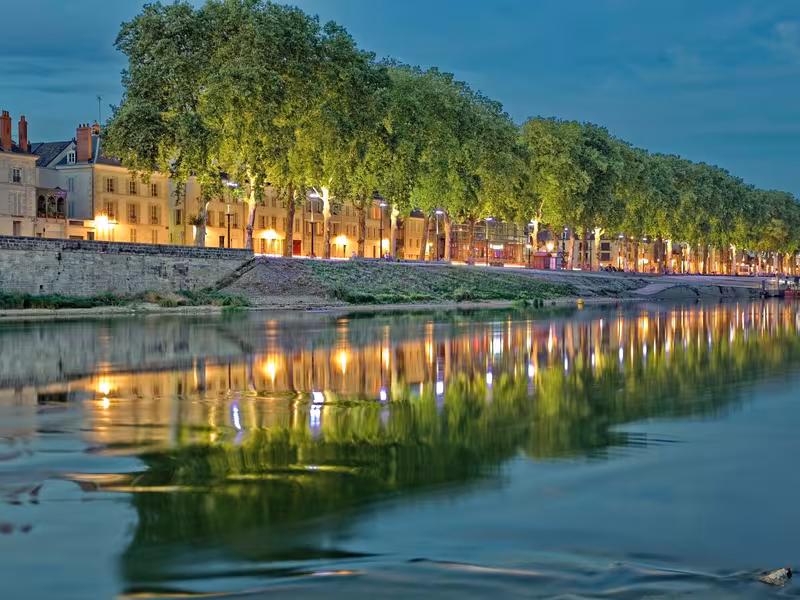 les bords de Loire à Orléans illuminé de nuit