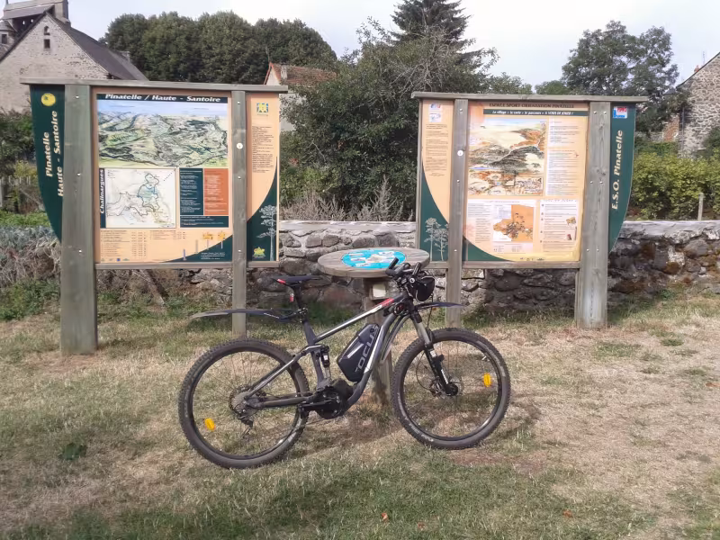 Panneau d'orientation à Chalinargues sur la GTMC à VTT