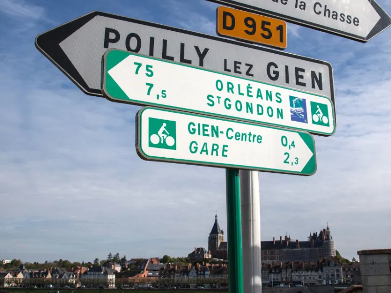 Panneau de signalisation La Loire à vélo - Vers Giens et Orléans