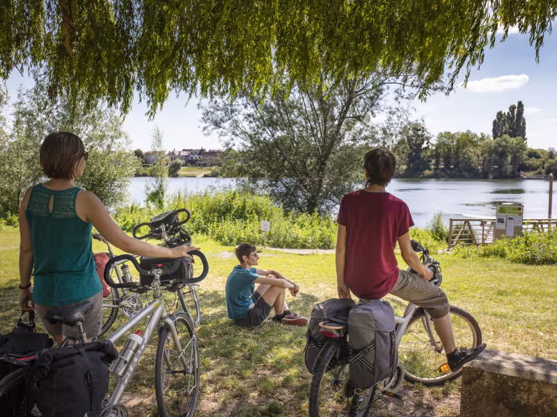 Halte à vélo dans l'herbe au bord de la Seine à Vétheuil