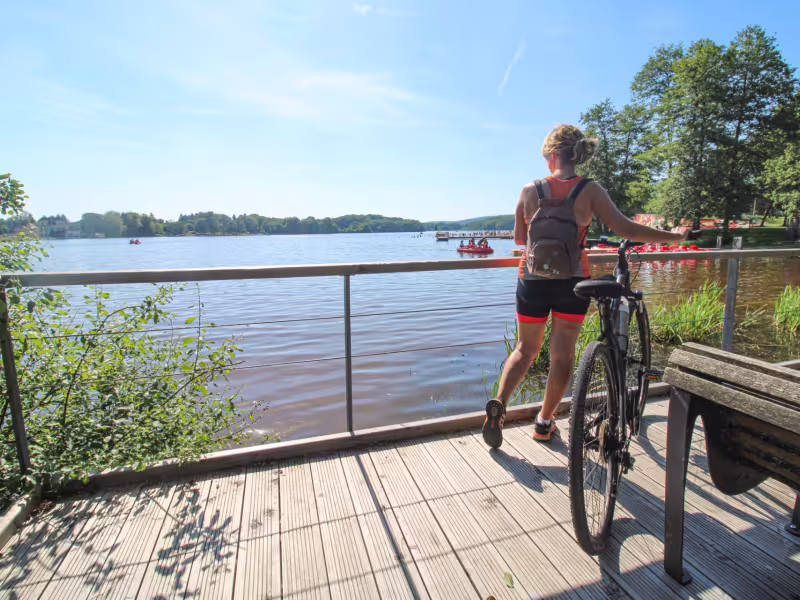 Pause vélo au bord du lac de Malsaucy sur la francovélosuisse