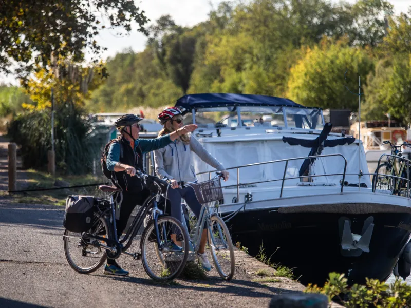 Péniche sur le canal du midi à Agde