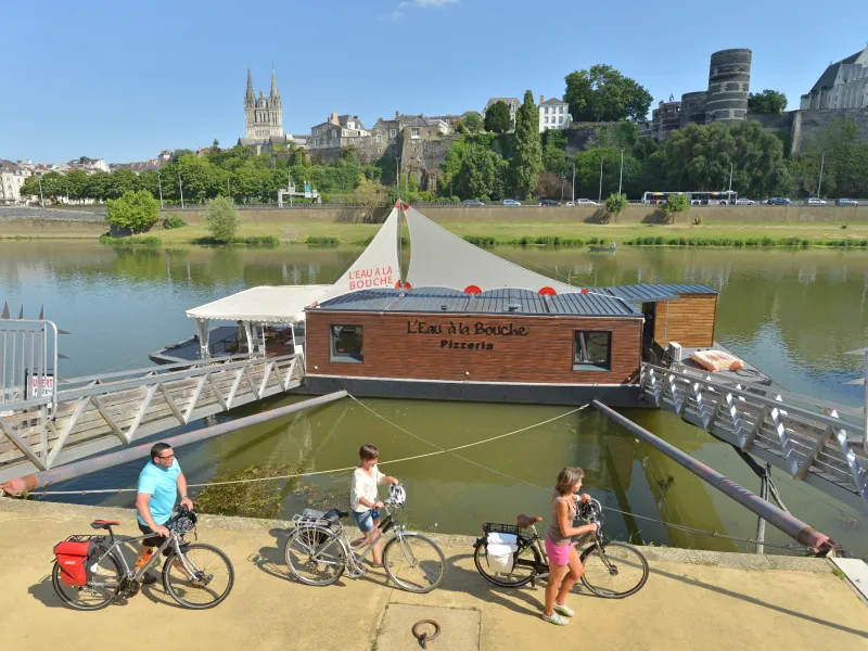 Péniche Restaurant sur la Maine près d'Angers