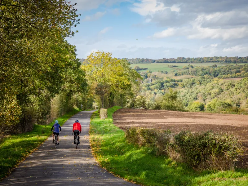 Petite route de campagne à vélo en Suisse Normande