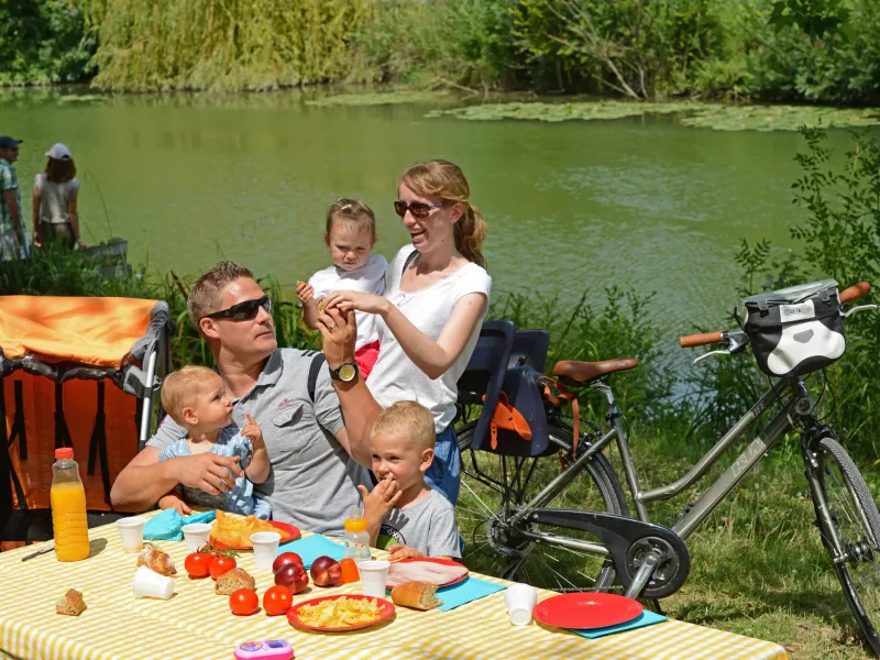 Pique-nique vélo en famille