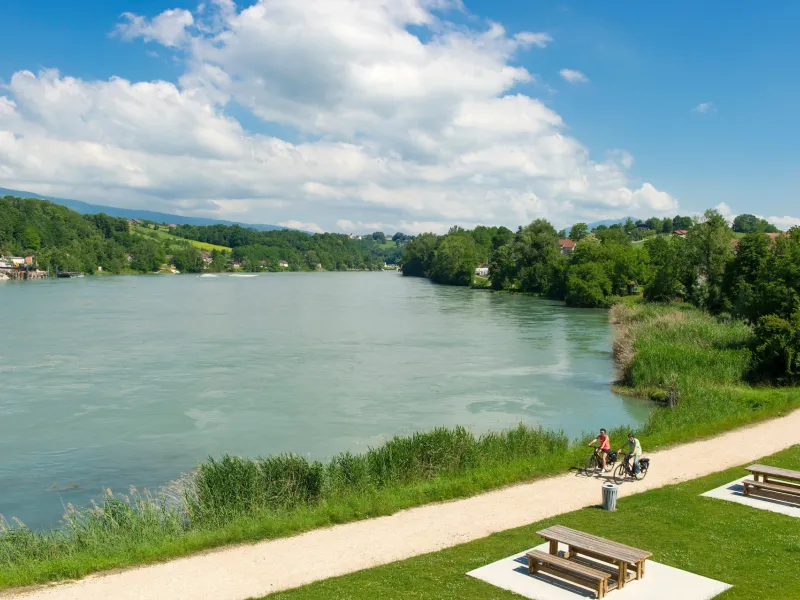 Piste cyclable le long du Rhône à Seyssel