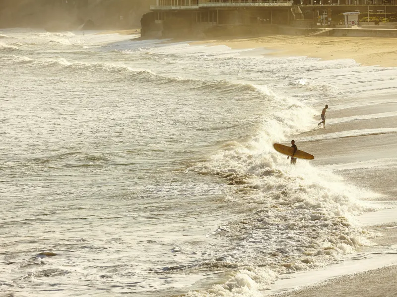 Surfeurs sur la plage de Biarritz