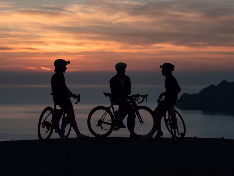 Cyclistes et coucher de soleil près de Porto
