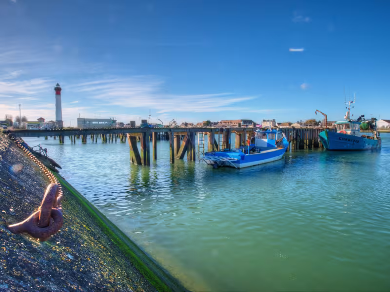 Ponton et bateaux au port de Ouistreham - La Vélo Francette