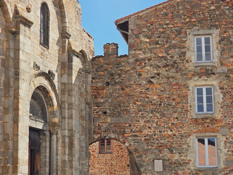 Prieuré clunisien de Pouilly les Feurs et son église romane