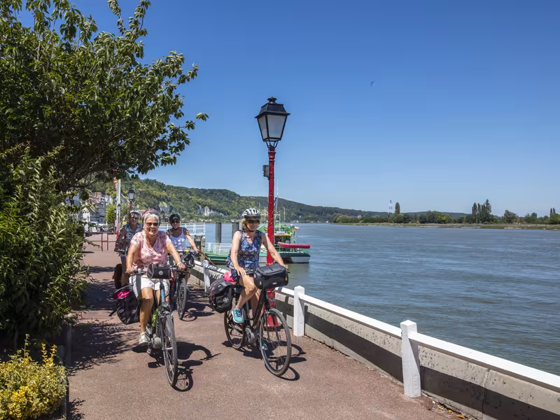 Cyclistes sur les quais de Seine à La Bouille