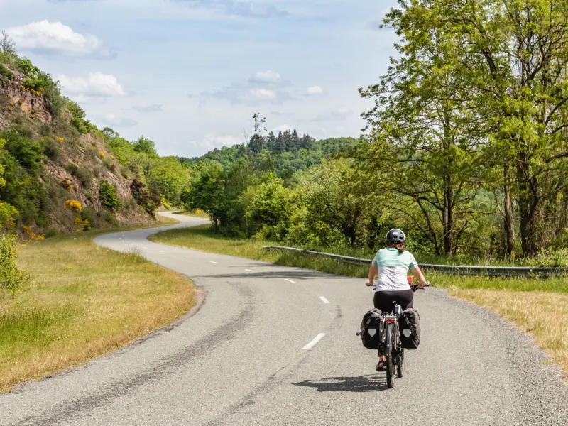 Le long des gorges de la Loire à vélo vers Saint-Priest la Roche