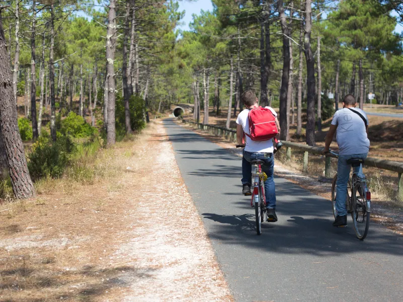 Randonneur et vélo sur la piste cyclable à Lacanau