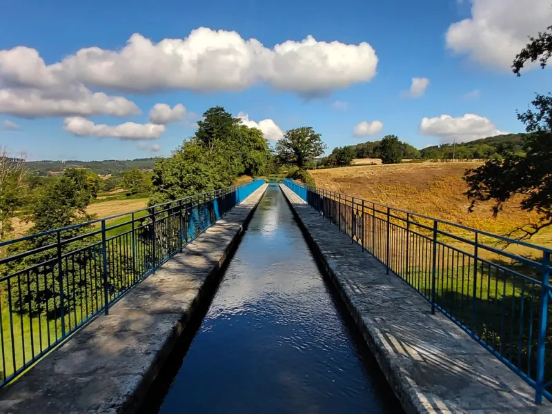 Nuage au-dessus de l'aqueduc de la rigole d'Yonne