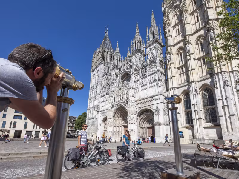 Sur le parvis de la cathédrale de Rouen