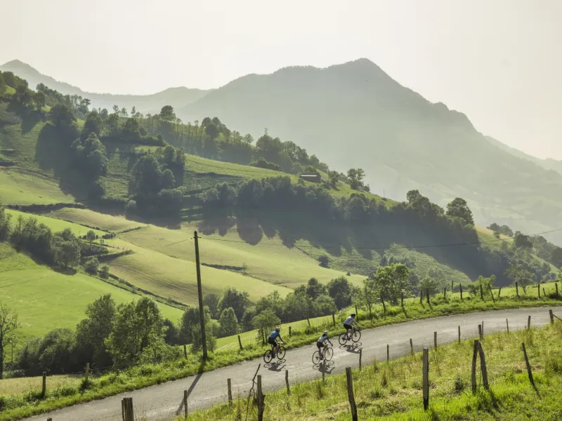 Cyclosportifs sur la Route des cols des Pyrénées près d'Ichère