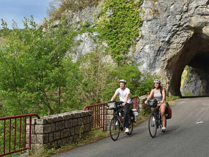 Route en corniche sur Vallée et Gorges de l'Aveyron à vélo