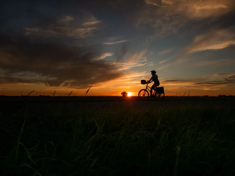 Cycliste sur l'EuroVelo 6 à Seurre