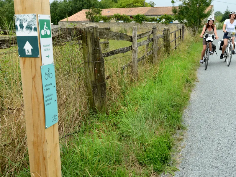 Signalisation et balisage pour vélos à Bazoin
