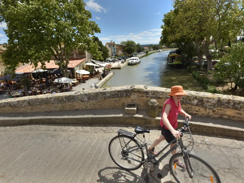 Cycliste le pont au Somail
